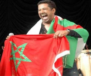   مصر اليوم - الشابَّ خالِد يَتسلَّم بطاقة الفنَّان بعد أكثر من 30 سنة على مساره الفنِّي